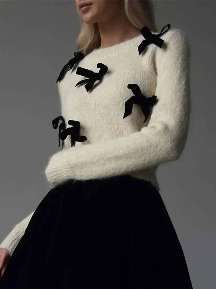 Zachte damestrui met verfijnde lintstiksels, ronde hals en comfortabele pasvorm – ideaal voor een elegante, casual look.