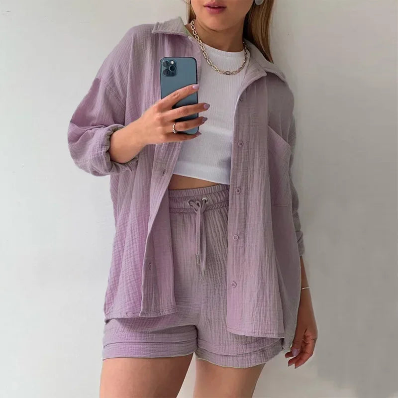 Zomerse dames 2-delige set – lange blouse en hoge taille shorts, een frisse en luchtige outfit voor warmere dagen. Ideaal voor casual zomerlooks of ontspannen buitenactiviteiten.