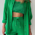 Zomerse dames 2-delige set – lange blouse en hoge taille shorts, een frisse en luchtige outfit voor warmere dagen. Ideaal voor casual zomerlooks of ontspannen buitenactiviteiten.