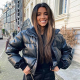 Korte dames donsjas in diverse kleuren – lichte, warme vulling, waterafstotend materiaal en comfortabele pasvorm voor winterdagen.