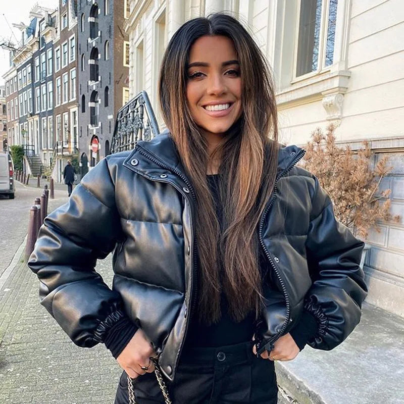 Korte dames donsjas in diverse kleuren – lichte, warme vulling, waterafstotend materiaal en comfortabele pasvorm voor winterdagen.
