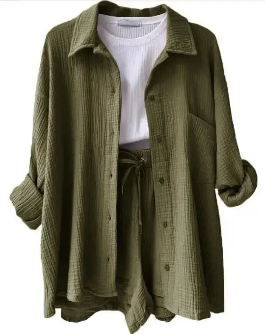 Zomerse dames 2-delige set – lange blouse en hoge taille shorts, een frisse en luchtige outfit voor warmere dagen. Ideaal voor casual zomerlooks of ontspannen buitenactiviteiten.
