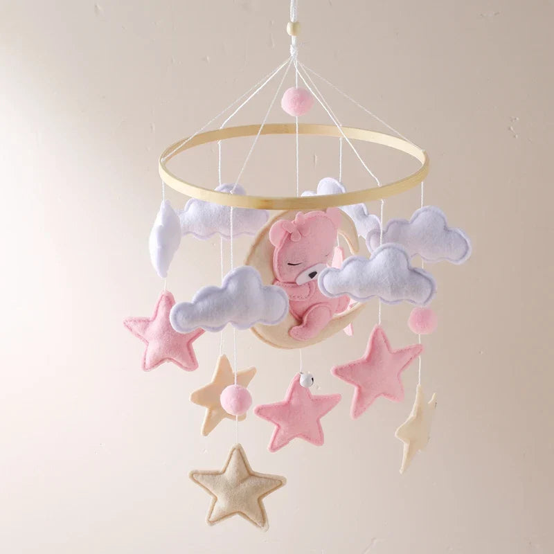 CuddleMobile houten wiegmobiel met vilten beertjes – sfeervol en veilig babyaccessoire dat visuele stimulatie en rustgevende beweging biedt voor de baby.