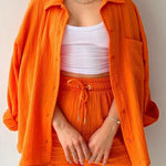 Zomerse dames 2-delige set – lange blouse en hoge taille shorts, een frisse en luchtige outfit voor warmere dagen. Ideaal voor casual zomerlooks of ontspannen buitenactiviteiten.