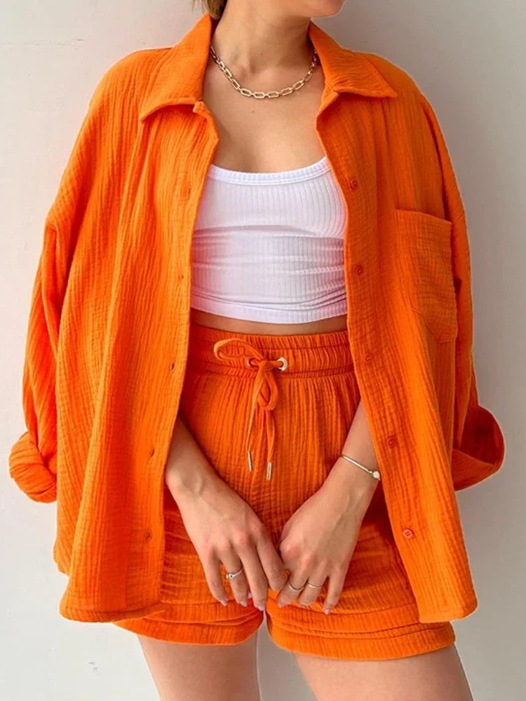 Zomerse dames 2-delige set – lange blouse en hoge taille shorts, een frisse en luchtige outfit voor warmere dagen. Ideaal voor casual zomerlooks of ontspannen buitenactiviteiten.