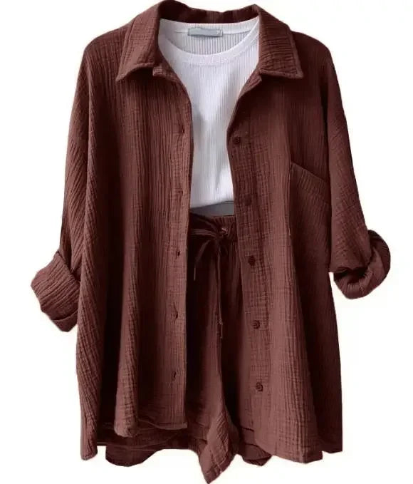 Zomerse dames 2-delige set – lange blouse en hoge taille shorts, een frisse en luchtige outfit voor warmere dagen. Ideaal voor casual zomerlooks of ontspannen buitenactiviteiten.