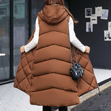 Lemie lange puffer bodywarmer voor dames met capuchon, gewatteerd ontwerp en comfortabele pasvorm.