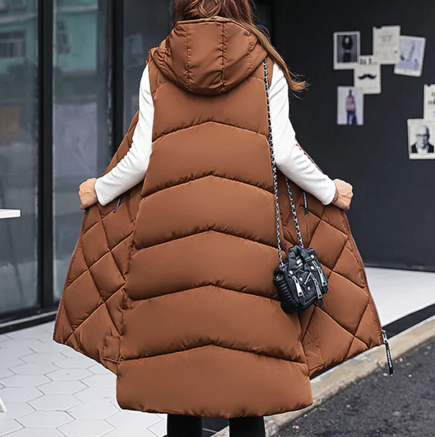 Lemie lange puffer bodywarmer voor dames met capuchon, gewatteerd ontwerp en comfortabele pasvorm.