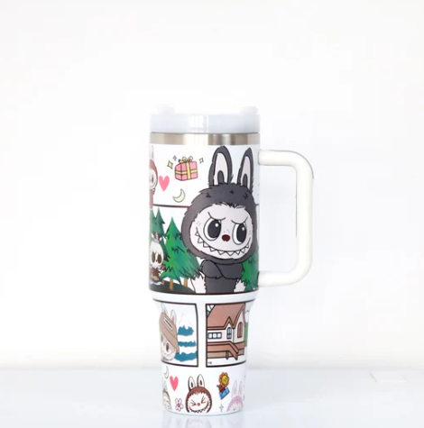 Labubu-stijl glitterbeker – kleurrijke drinkbeker met glitters en schattige Labubu-illustratie, ideaal voor koude dranken en een speelse uitstraling.