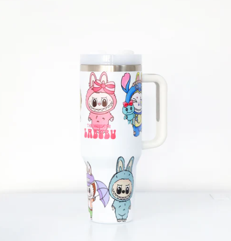Labubu-stijl glitterbeker – kleurrijke drinkbeker met glitters en schattige Labubu-illustratie, ideaal voor koude dranken en een speelse uitstraling.