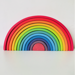 Houten Regenboog Stapelaar Montessori speelgoed voor kinderen – stimuleert creativiteit, motorische vaardigheden en kleurherkenning op een veilige en educatieve manier.