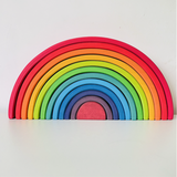 Houten Regenboog Stapelaar Montessori speelgoed voor kinderen – stimuleert creativiteit, motorische vaardigheden en kleurherkenning op een veilige en educatieve manier.
