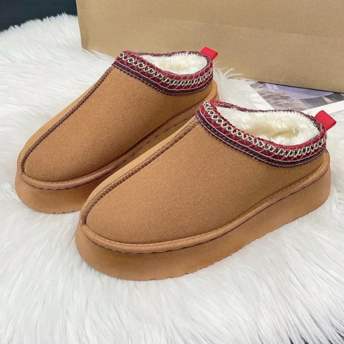 Tess suède damespantoffels – zachte, comfortabele en warme pantoffels met stijlvolle afwerking, ideaal voor relaxte dagen thuis.