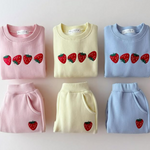 StrawberryCuddles kinder sweater met schattige aardbeienprint – zachte, warme en comfortabele trui voor dagelijks gebruik en speelse avonturen.