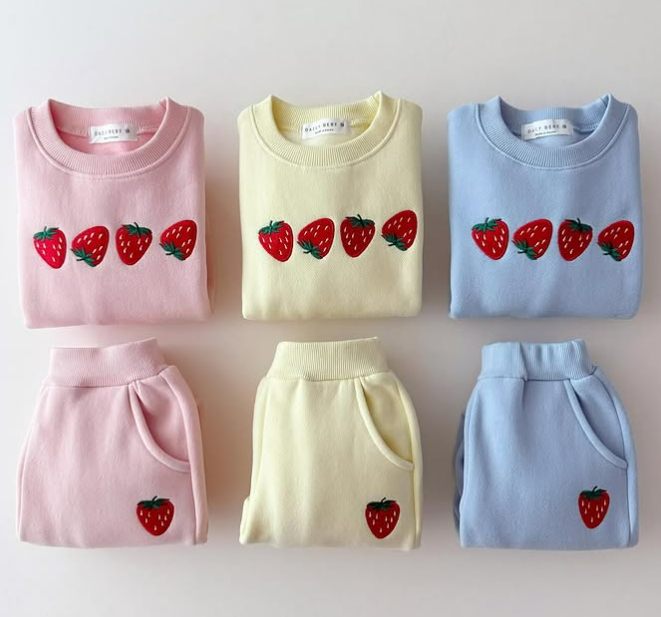 StrawberryCuddles kinder sweater met schattige aardbeienprint – zachte, warme en comfortabele trui voor dagelijks gebruik en speelse avonturen.
