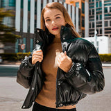 Korte dames donsjas in diverse kleuren – lichte, warme vulling, waterafstotend materiaal en comfortabele pasvorm voor winterdagen.