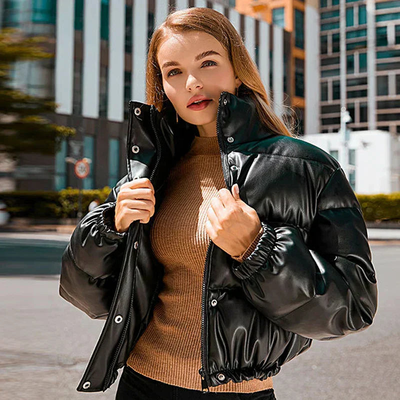 Korte dames donsjas in diverse kleuren – lichte, warme vulling, waterafstotend materiaal en comfortabele pasvorm voor winterdagen.