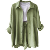 Zomerse dames 2-delige set – lange blouse en hoge taille shorts, een frisse en luchtige outfit voor warmere dagen. Ideaal voor casual zomerlooks of ontspannen buitenactiviteiten.