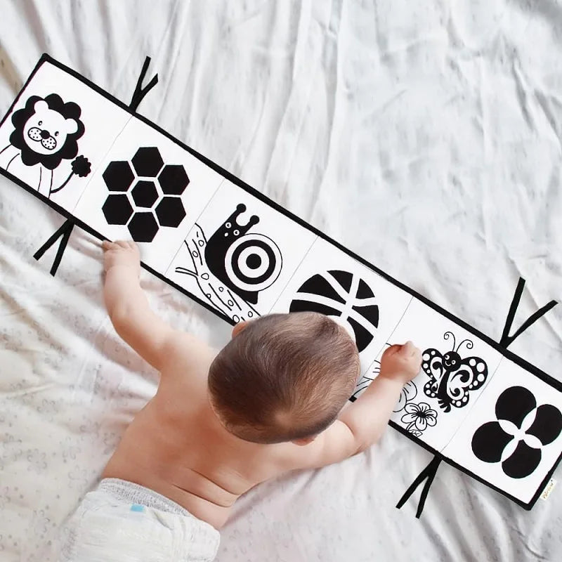Zwart-wit sensorisch babyboek – Montessori speelgoed met contrastrijke illustraties, stimuleert visuele ontwikkeling en nieuwsgierigheid bij baby’s.