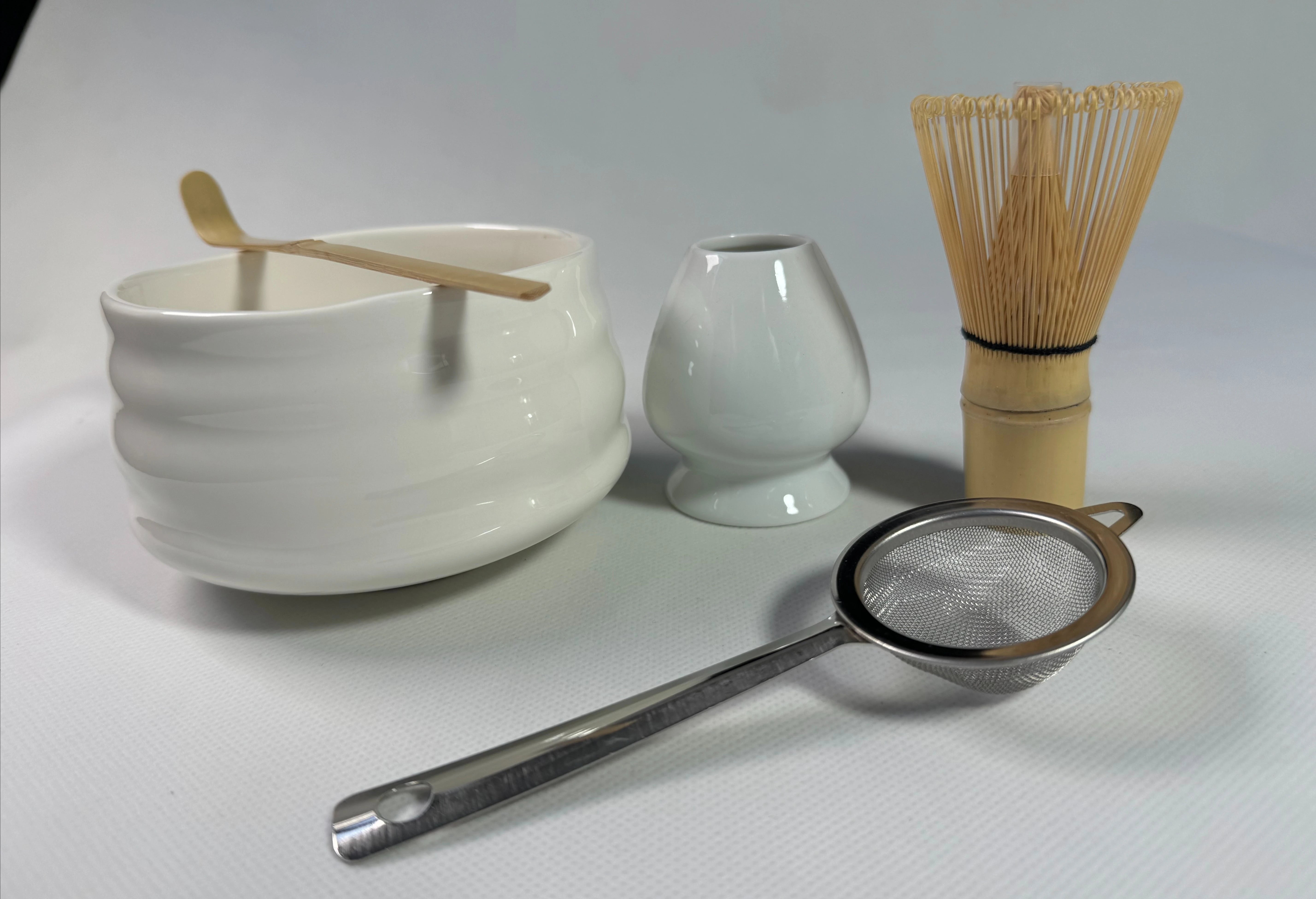 Japanse Matcha Set – Glanzende Roze Keramieken Kom met Bamboe Chasen, Matchalepel & Fijne Zeef – Perfect voor Ceremoniële Matcha Bereiding en Luxe Thee-ervaring.