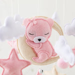 CuddleMobile houten wiegmobiel met vilten beertjes – sfeervol en veilig babyaccessoire dat visuele stimulatie en rustgevende beweging biedt voor de baby.