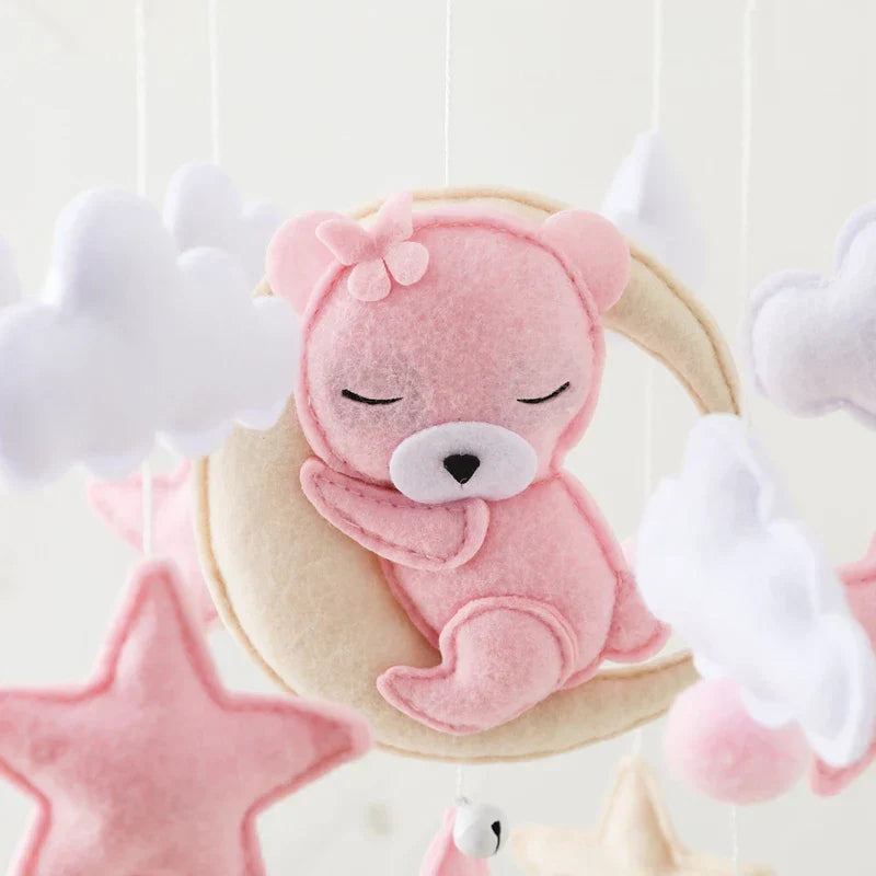 CuddleMobile houten wiegmobiel met vilten beertjes – sfeervol en veilig babyaccessoire dat visuele stimulatie en rustgevende beweging biedt voor de baby.