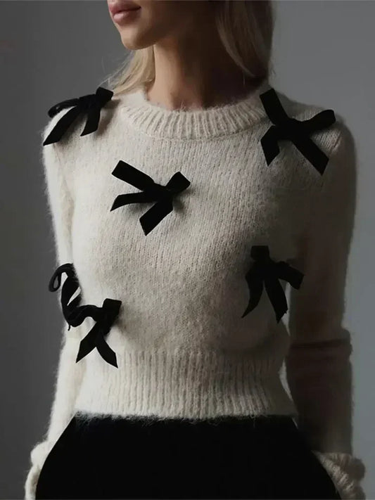 Zachte damestrui met verfijnde lintstiksels, ronde hals en comfortabele pasvorm – ideaal voor een elegante, casual look.