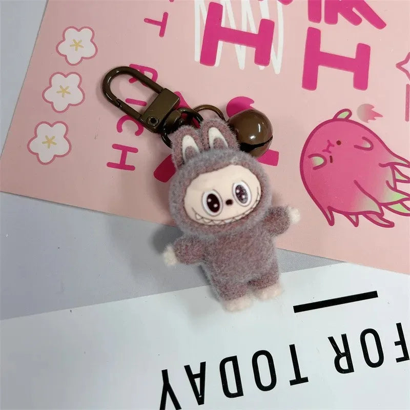 Labubu-stijl pluche mini sleutelhanger – schattige zachte knuffelhanger voor aan sleutels, rugzak of tas, perfect als cadeautje of accessoire.