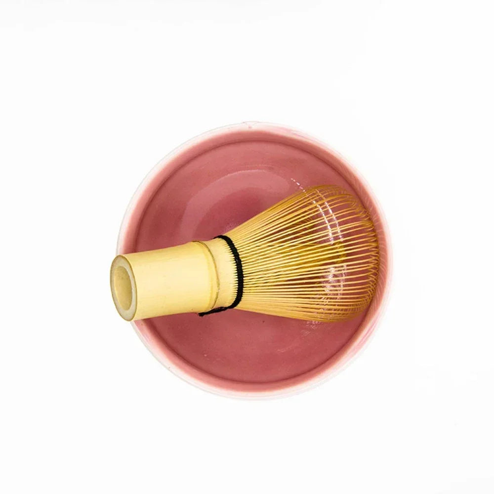 Japanse Matcha Set – Glanzende Roze Keramieken Kom met Bamboe Chasen, Matchalepel & Fijne Zeef – Perfect voor Ceremoniële Matcha Bereiding en Luxe Thee-ervaring.