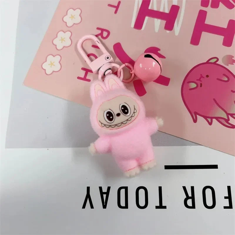Labubu-stijl pluche mini sleutelhanger – schattige zachte knuffelhanger voor aan sleutels, rugzak of tas, perfect als cadeautje of accessoire.