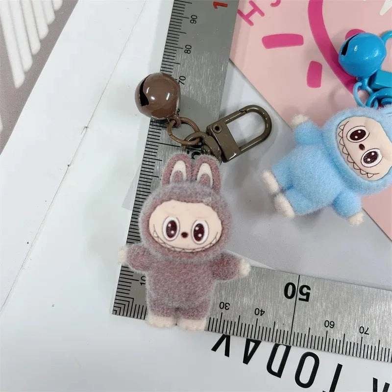 Labubu-stijl pluche mini sleutelhanger – schattige zachte knuffelhanger voor aan sleutels, rugzak of tas, perfect als cadeautje of accessoire.