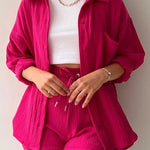 Zomerse dames 2-delige set – lange blouse en hoge taille shorts, een frisse en luchtige outfit voor warmere dagen. Ideaal voor casual zomerlooks of ontspannen buitenactiviteiten.