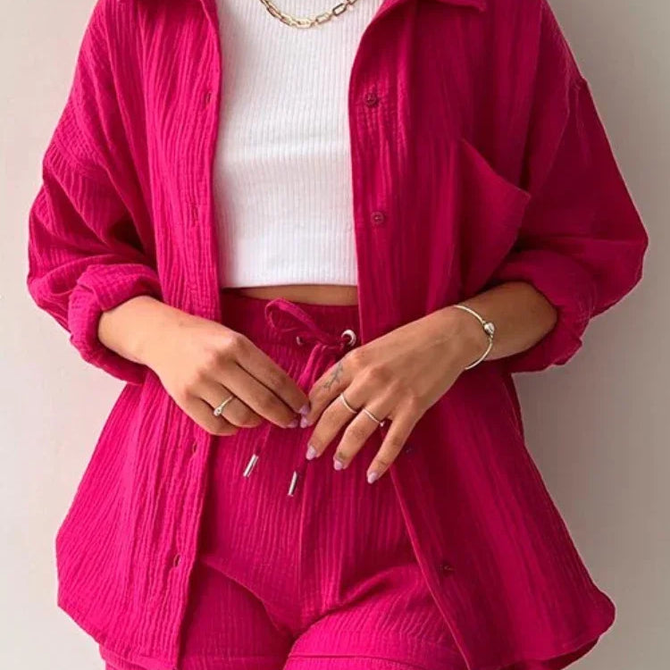 Zomerse dames 2-delige set – lange blouse en hoge taille shorts, een frisse en luchtige outfit voor warmere dagen. Ideaal voor casual zomerlooks of ontspannen buitenactiviteiten.