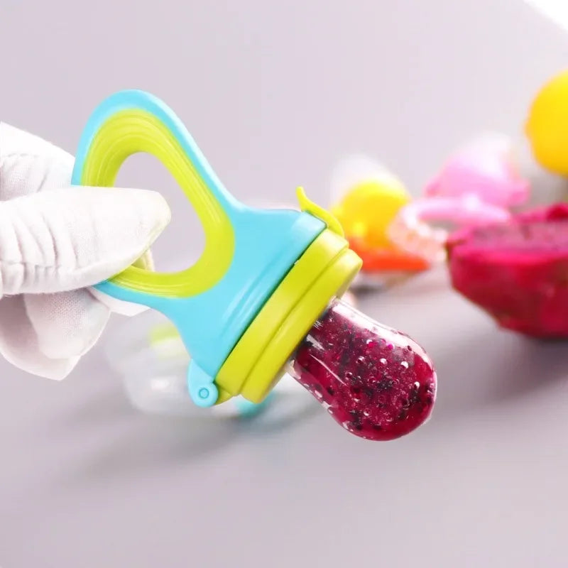 Siliconen baby fruitspeen, bijtring – verzacht het doorkomen van tandjes en biedt een veilige manier om fruit en snacks te geven. Ideaal voor je baby’s comfort en plezier.