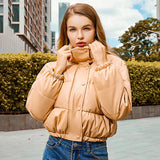Korte dames donsjas in diverse kleuren – lichte, warme vulling, waterafstotend materiaal en comfortabele pasvorm voor winterdagen.