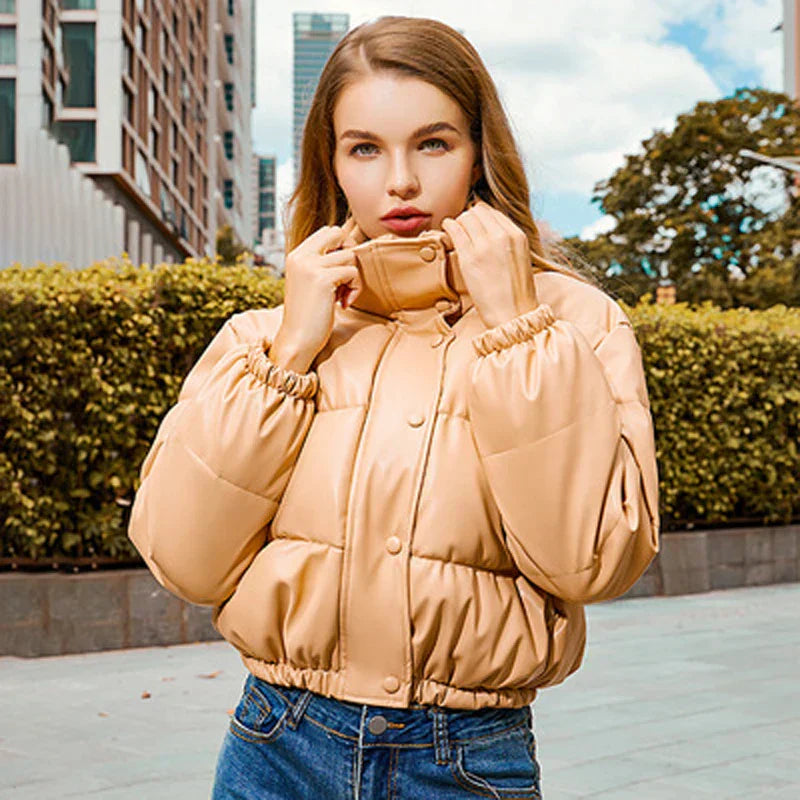 Korte dames donsjas in diverse kleuren – lichte, warme vulling, waterafstotend materiaal en comfortabele pasvorm voor winterdagen.