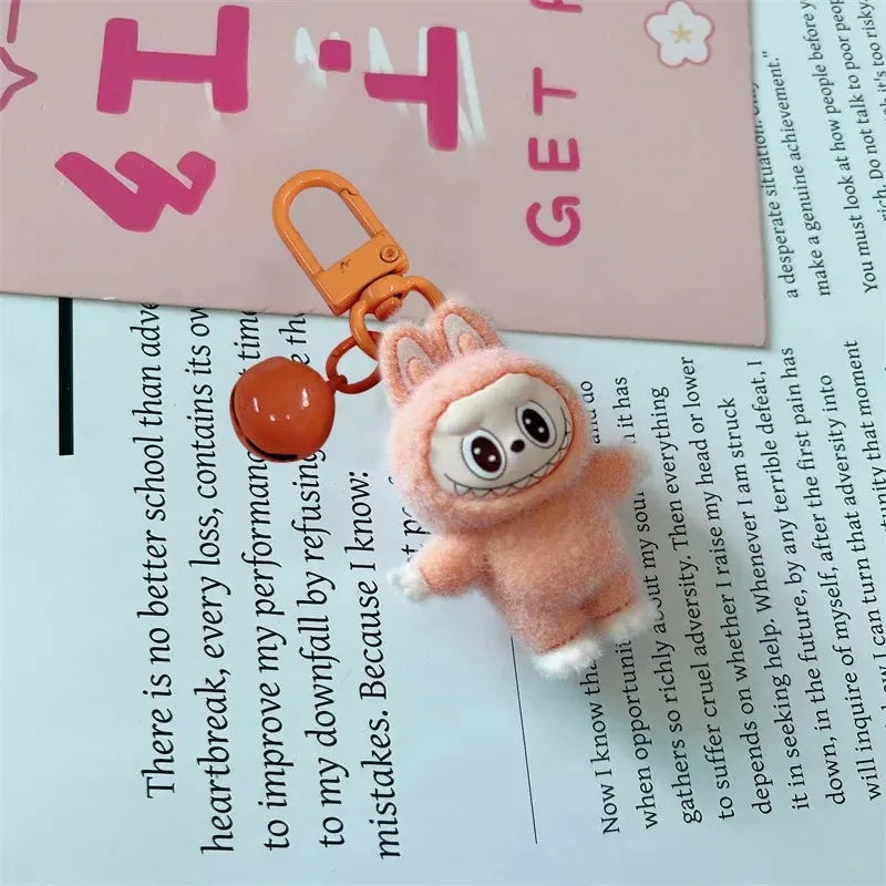 Labubu-stijl pluche mini sleutelhanger – schattige zachte knuffelhanger voor aan sleutels, rugzak of tas, perfect als cadeautje of accessoire.