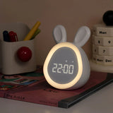 BunnyClock digitale kinderwekker met nachtlampje – kleurrijk display, eenvoudig te gebruiken en bevordert zelfstandig opstaan bij kinderen.