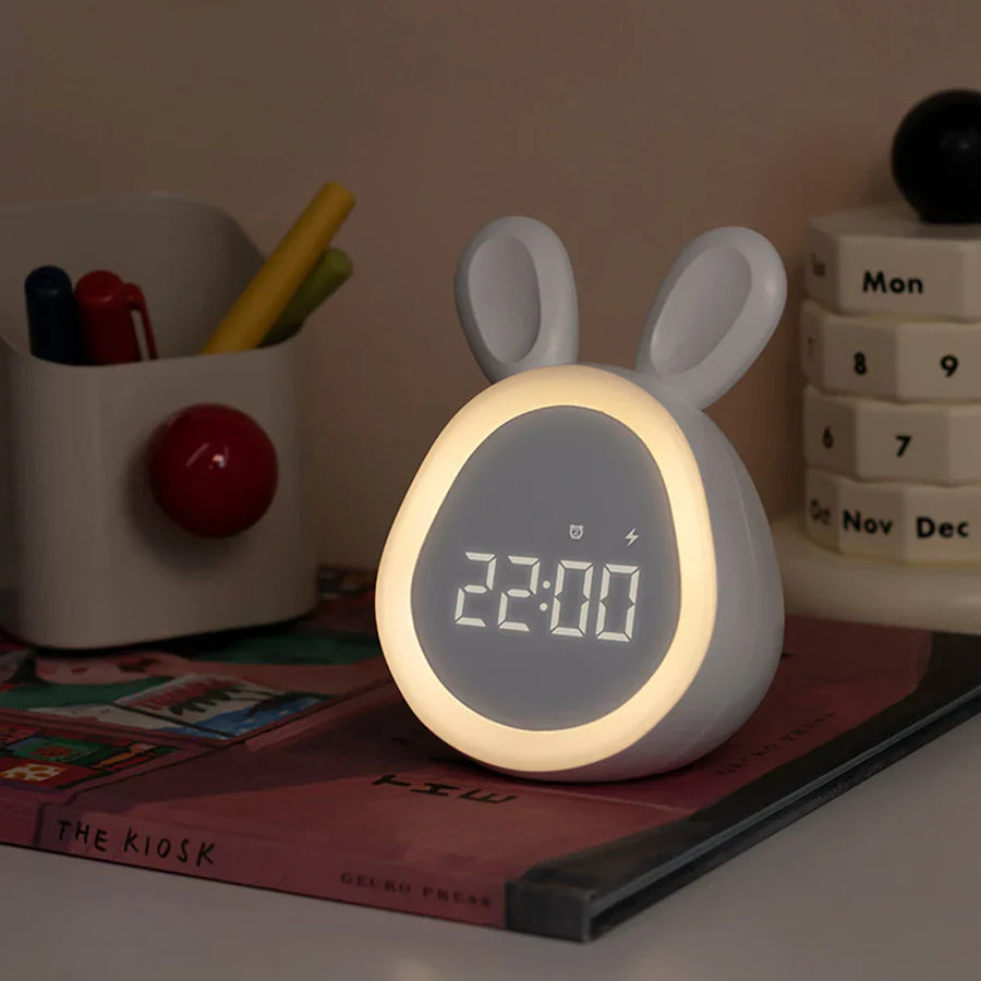 BunnyClock digitale kinderwekker met nachtlampje – kleurrijk display, eenvoudig te gebruiken en bevordert zelfstandig opstaan bij kinderen.