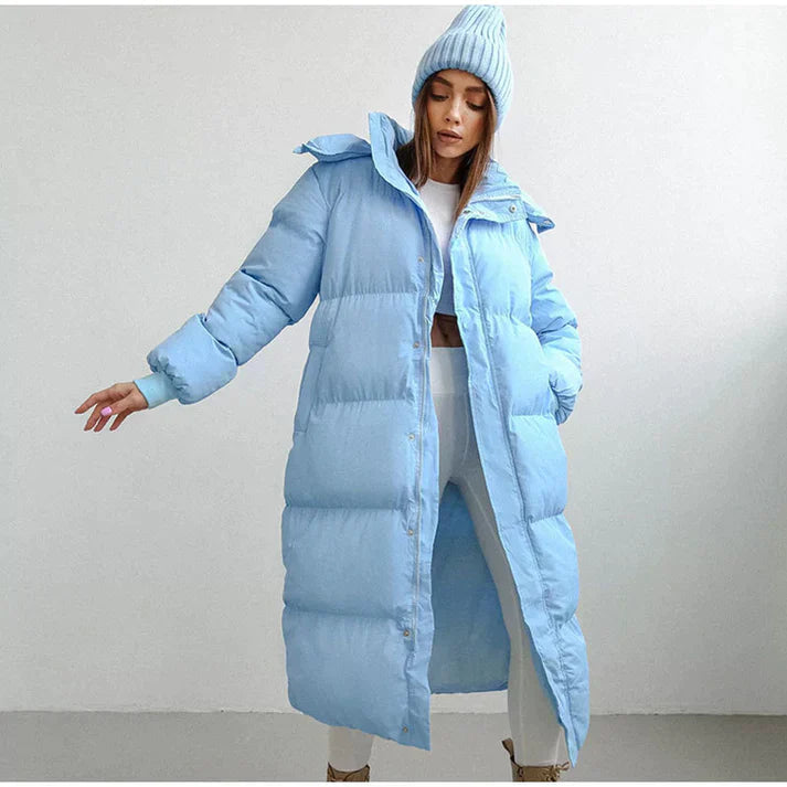 Lange comfortabele pufferjas voor dames met gewatteerde voering en capuchon – ideaal voor koude dagen.