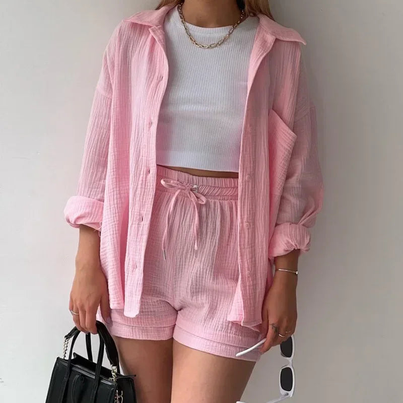 Zomerse dames 2-delige set – lange blouse en hoge taille shorts, een frisse en luchtige outfit voor warmere dagen. Ideaal voor casual zomerlooks of ontspannen buitenactiviteiten.