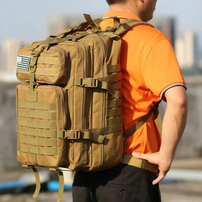 AdventureGear waterdichte tactische rugzak in diverse kleuren – duurzaam materiaal, ruime opbergvakken en comfortabele, verstelbare schouderbanden voor outdoor avonturen.