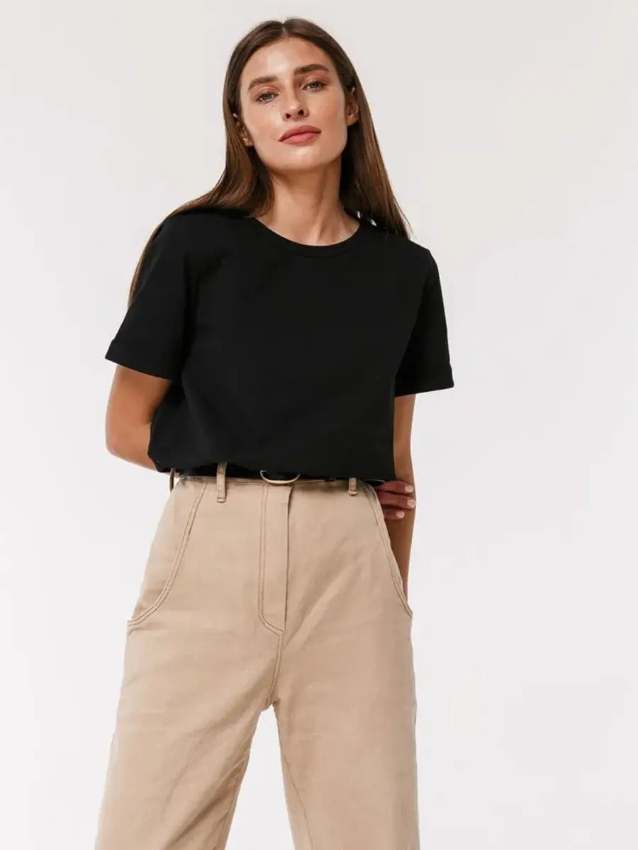 Tijdloos dames T-shirt met een klassieke pasvorm, geschikt voor elke gelegenheid.