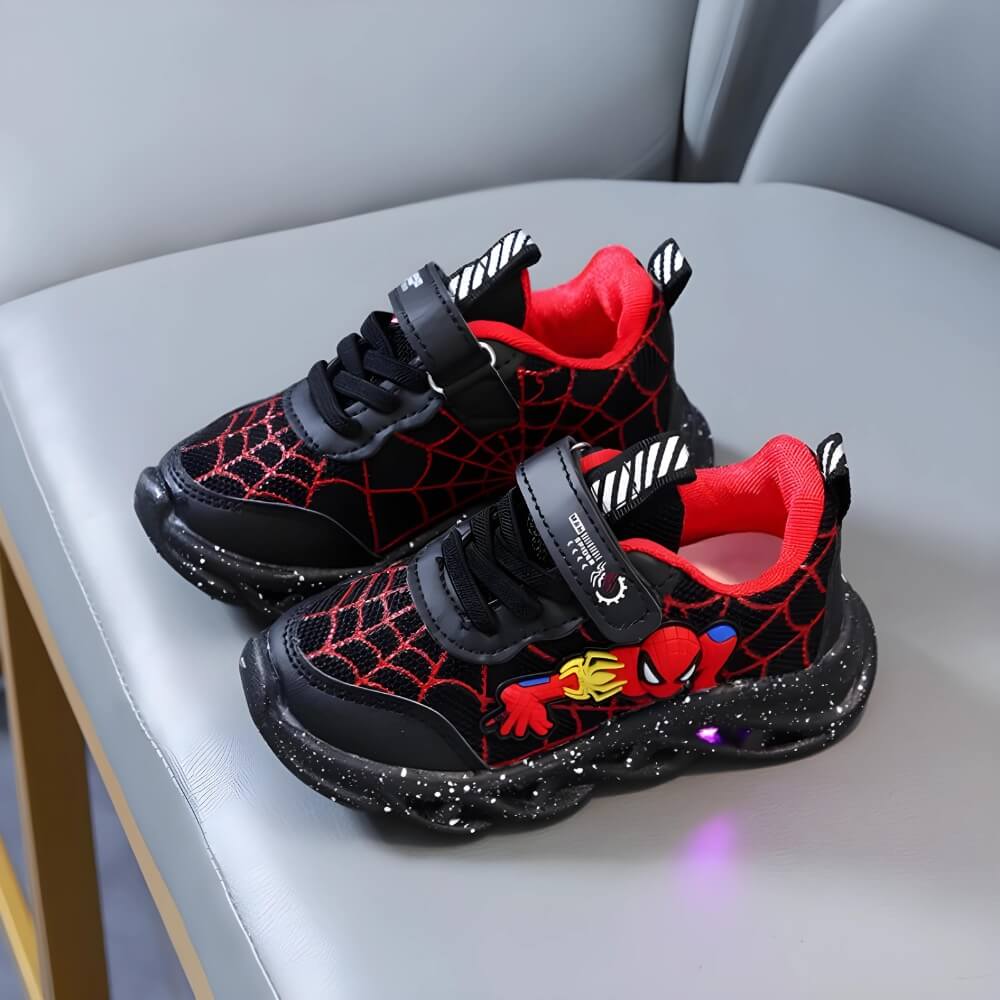 SpiderHero LED sneakers voor kinderen – kleurrijk design, lichtgevende zolen en comfortabele pasvorm voor speels en veilig dagelijks gebruik.