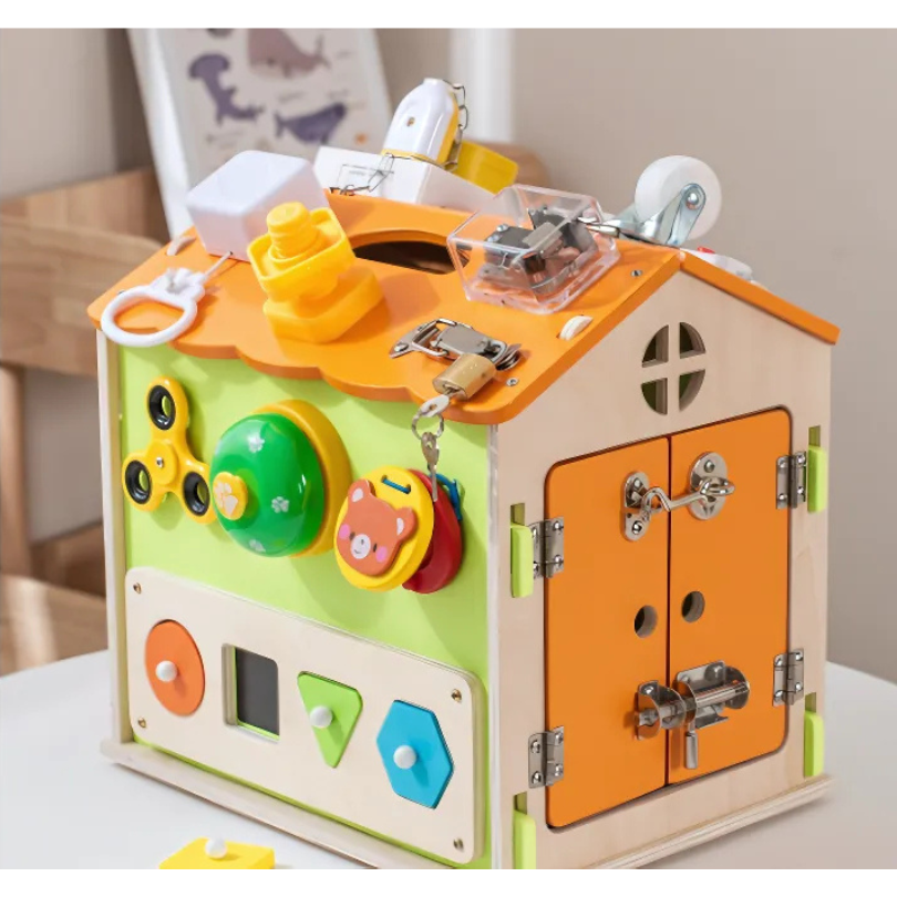 BusyHouse – multifunctioneel Montessori houten druk huis dat de fijne motoriek en probleemoplossende vaardigheden van je kind bevordert, met interactieve elementen voor eindeloos speelplezier.