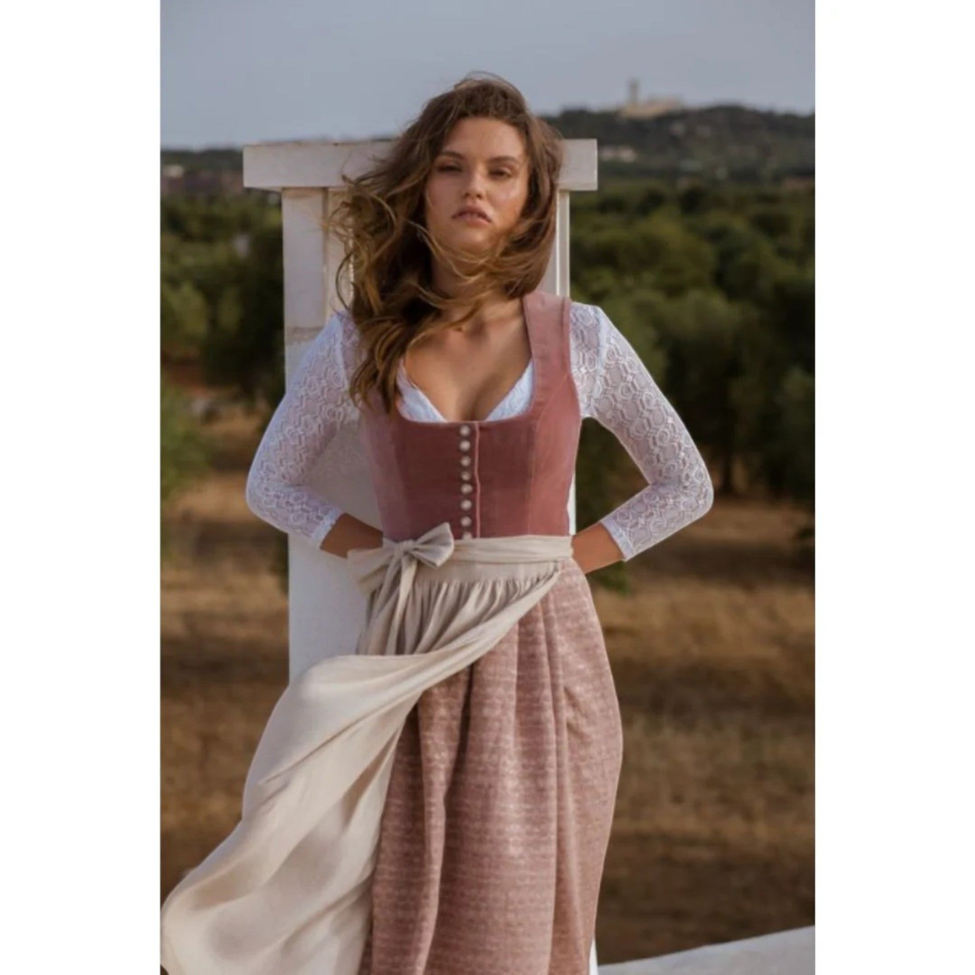 Traditionele jurk met lange mouwen – midi damesjurk van hoogwaardige stof met elegante pasvorm, perfect voor formele gelegenheden en klassieke feestjes.