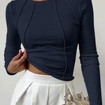 Close-up van een stijlvolle zachte dames top gemaakt van licht, soepel materiaal met een elegante pasvorm, perfect voor casual en chique looks.