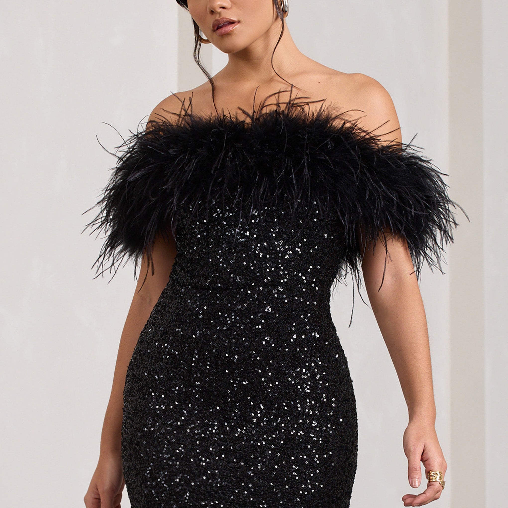 Glitter Off Shoulder Mini Jurk met Veren Details en Strakke Pasvorm
