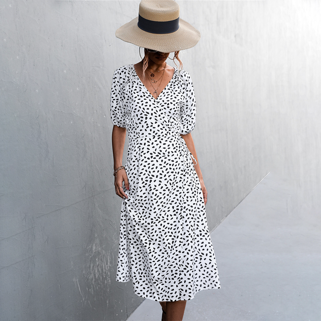 ALKMINI stijlvolle zomerse midi-jurk van lichte, ademende stof met elegante pasvorm en modern, vrouwelijk design.