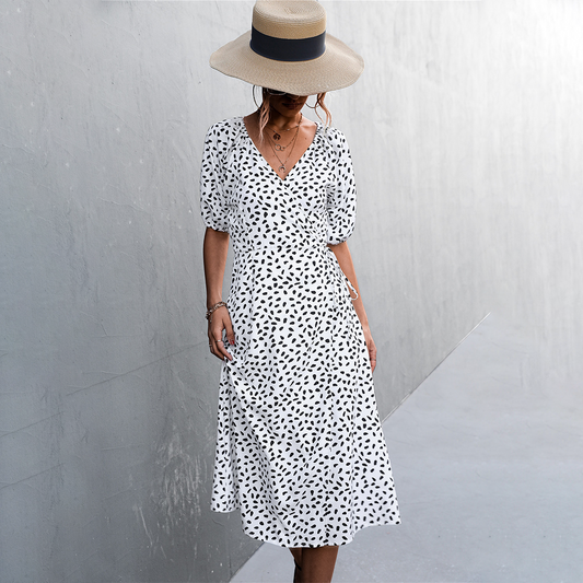 ALKMINI stijlvolle zomerse midi-jurk van lichte, ademende stof met elegante pasvorm en modern, vrouwelijk design.